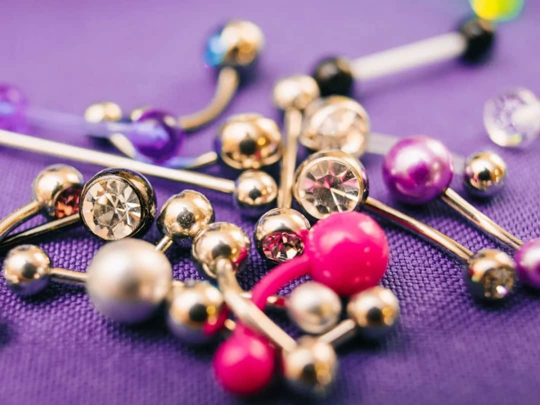 Snake eye piercing: Dlaczego eksperci odradzają? Poznaj ryzyka